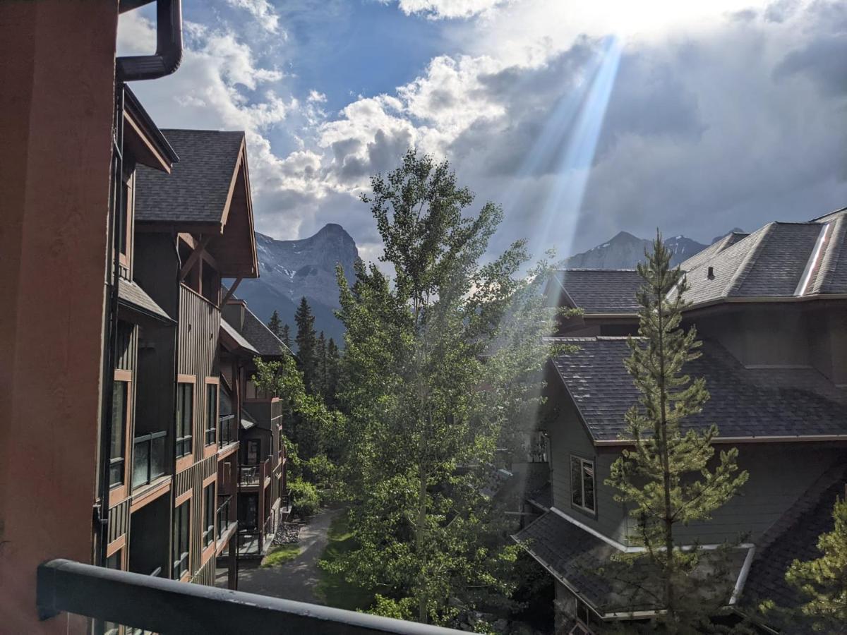 Misty Mountain- Premium 2 Bedroom Mountain View キャンモア エクステリア 写真