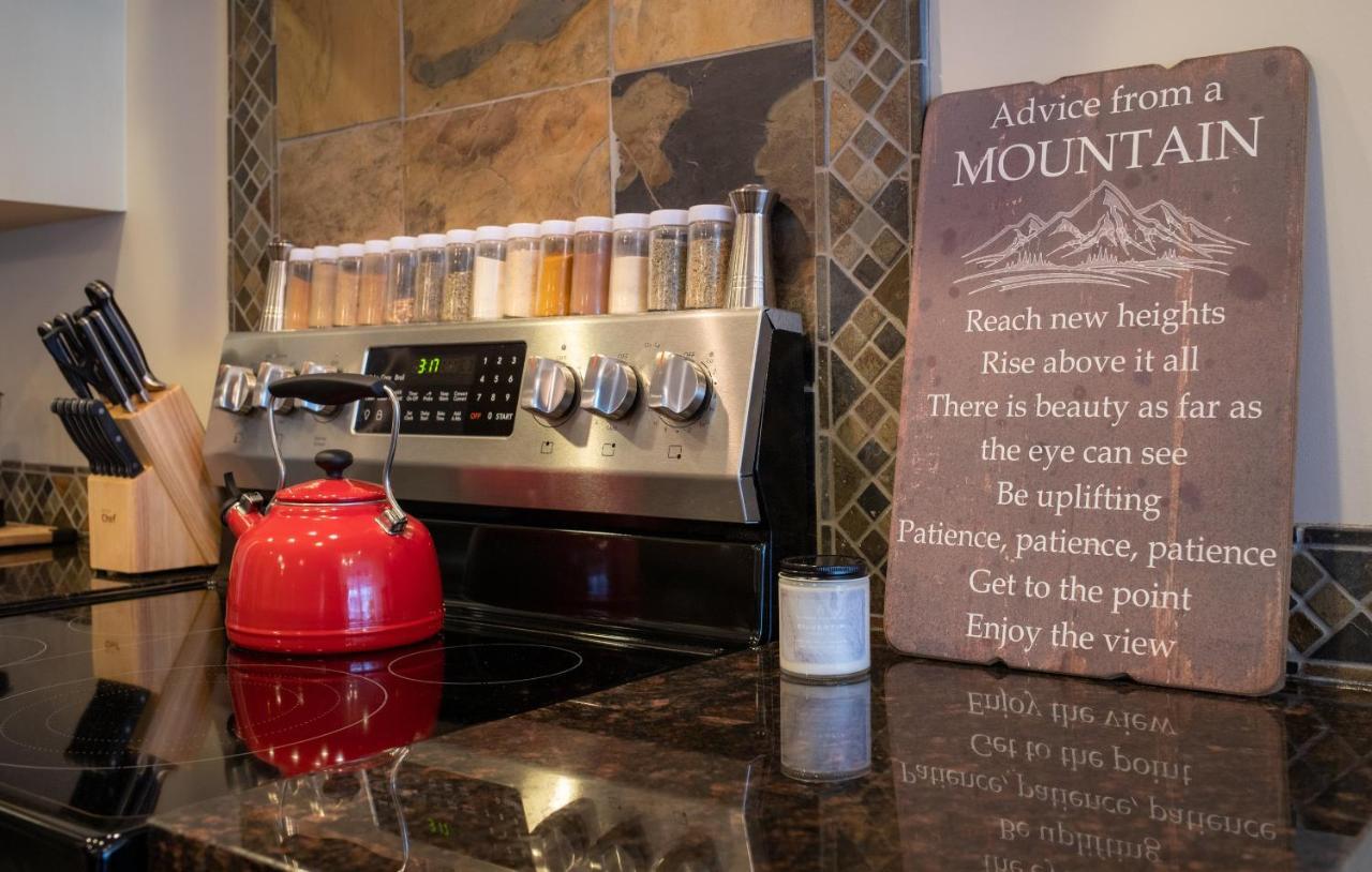 Misty Mountain- Premium 2 Bedroom Mountain View キャンモア エクステリア 写真