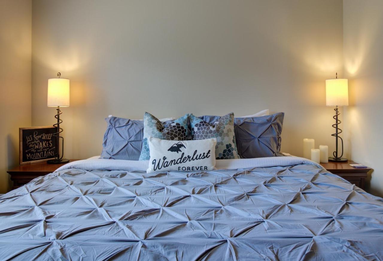 Misty Mountain- Premium 2 Bedroom Mountain View キャンモア エクステリア 写真